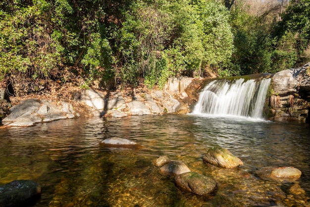 L'acqua che scorre su rocce in cascata cascata in una foresta Effetto acqua setosa