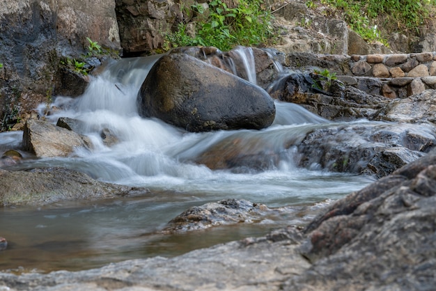 L'acqua del fiume forma una piccola cascata