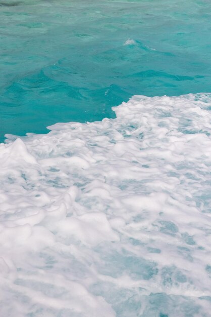 L'acqua dell'oceano sulle onde delle isole maldive