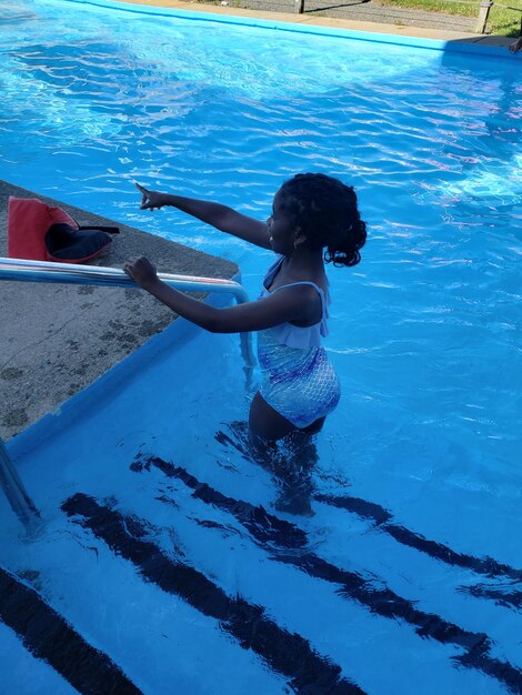L'acqua della piscina indica l'estate felice del bambino