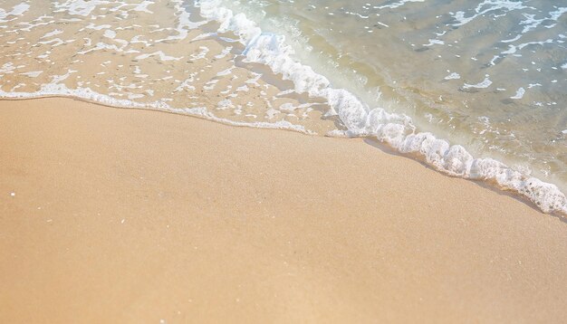 L'acqua è limpida e blu