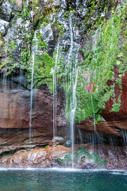 L'acqua precipita in uno stagno che alimenta una levada sull'isola di Madeira