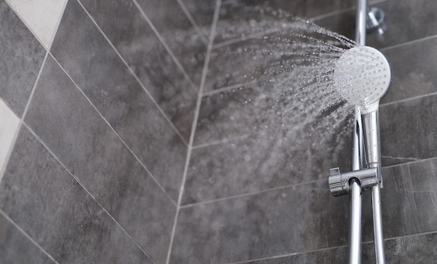 L'acqua scorre dal soffione nella doccia