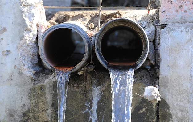 l'acqua sporca scorre da due tubi