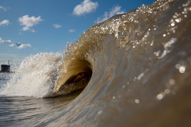 L'acqua spruzza nel mare contro il cielo