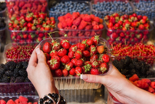 L'acquisto di bacche nel mercato locale