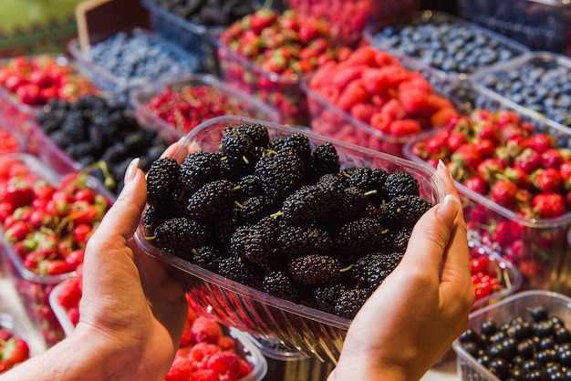 L'acquisto di bacche nel mercato locale