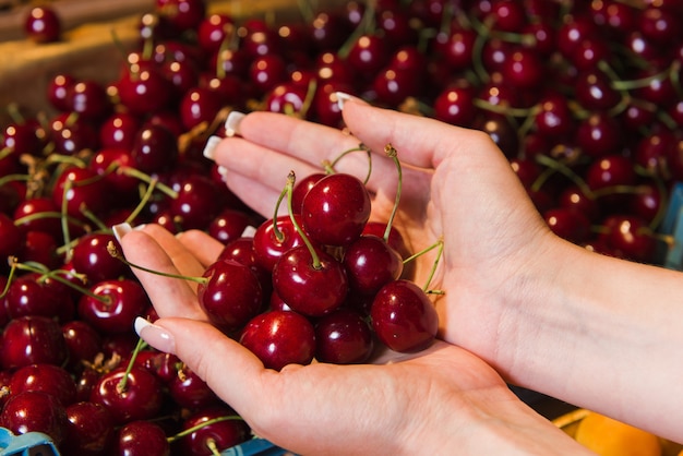 L'acquisto di bacche nel mercato locale