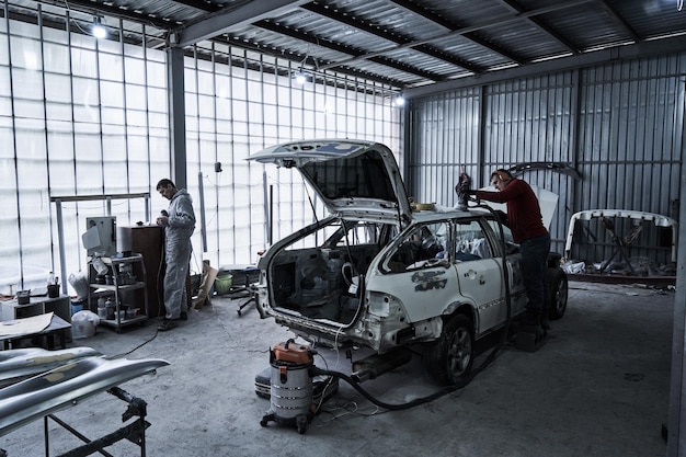 L'addetto al servizio di auto ripara l'auto