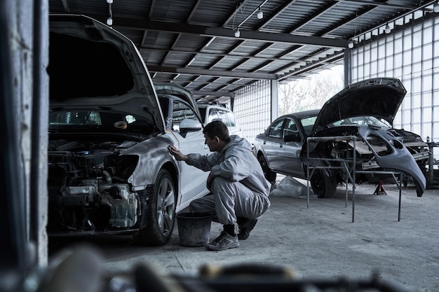 L'addetto al servizio di auto ripara l'auto