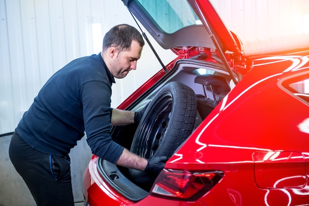 L'addetto alla manutenzione dell'auto smonta l'interno dell'auto