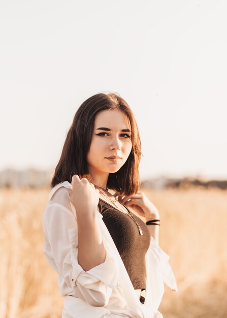 L'adolescente cammina da solo nella natura in estate. Studentessa con i capelli neri che si rilassa