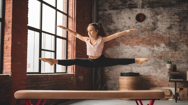 L'adolescente che fa esercizi di ginnastica isolata su bianco