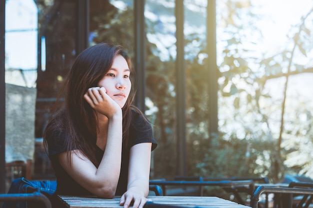 L&#39;adolescente della gioventù dell&#39;Asia ha depresso il concetto della gente di stile di vita in caffè.