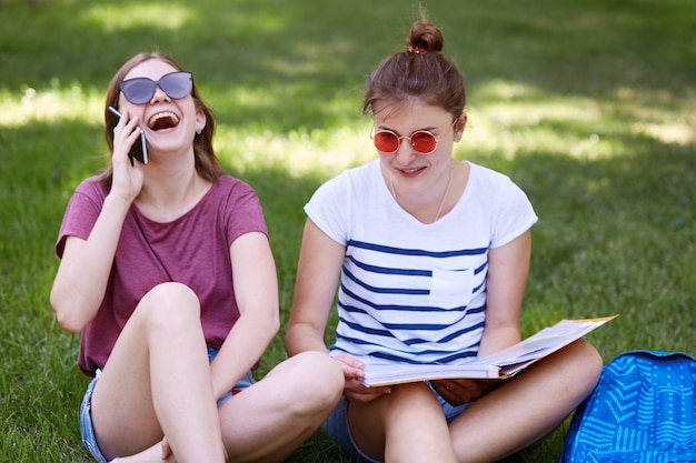 L'adolescente felicissima parla in modo divertente via cellulare