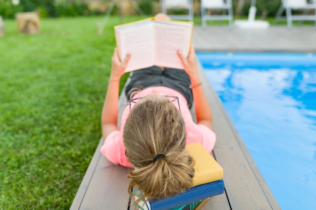 L'adolescente in vetri legge un libro