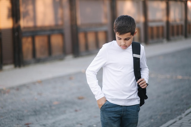 L'adolescente prende dalle cuffie senza fili tascabili