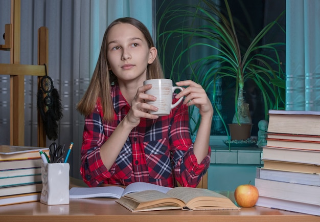 L'adolescente sta facendo i compiti