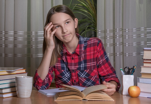 L'adolescente sta facendo i compiti