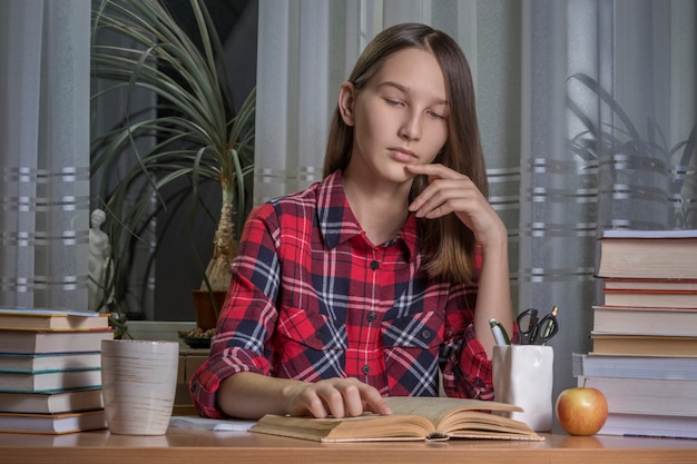 L'adolescente sta facendo i compiti