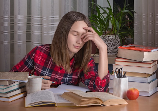 L'adolescente sta facendo i compiti