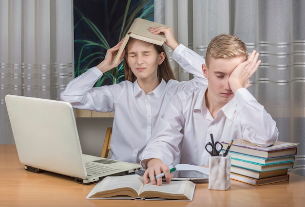 L'adolescente sta facendo i compiti