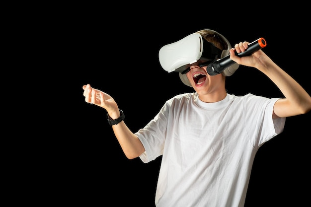 L'adolescente utilizza le moderne tecnologie per l'intrattenimento o l'istruzione Concetto di musicista VR