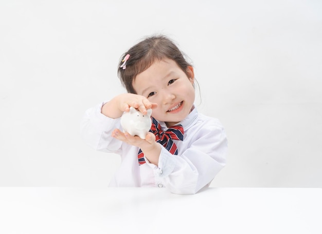 L'adorabile bambina ha un salvadanaio in mano