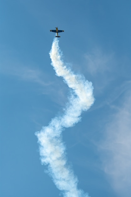 L'aereo acrobatico con la traccia di fumo nel cielo