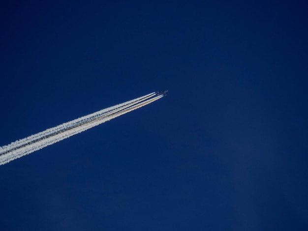 L'aereo jet si sveglia sul cielo blu