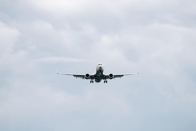 L'aereo passeggeri arriva per l'atterraggio con tempo nuvoloso