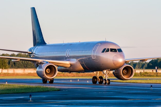 L'aereo passeggeri si muove sulla pista di rullaggio