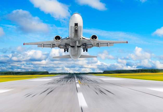 L'aereo passeggeri sorvola la pista di decollo dall'aeroporto.