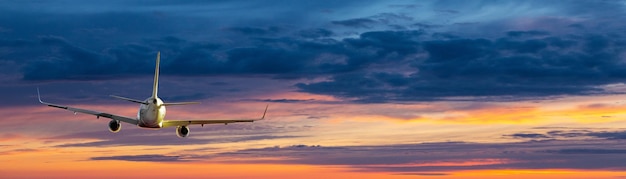 L'aereo passeggeri sta volando