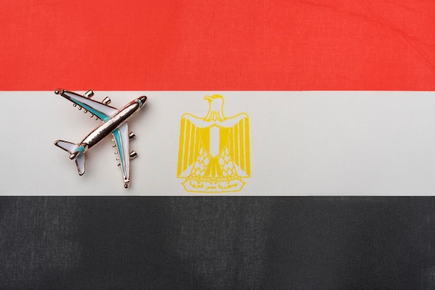 L'aereo sopra la bandiera dell'Egitto il concetto di viaggio
