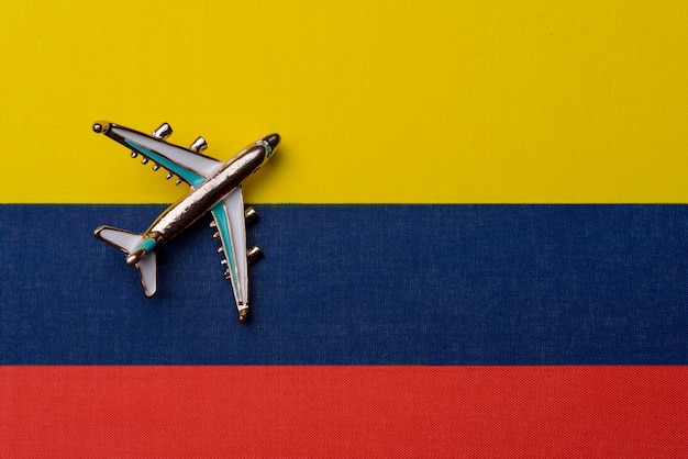 L'aereo sopra la bandiera della Colombia il concetto di viaggio