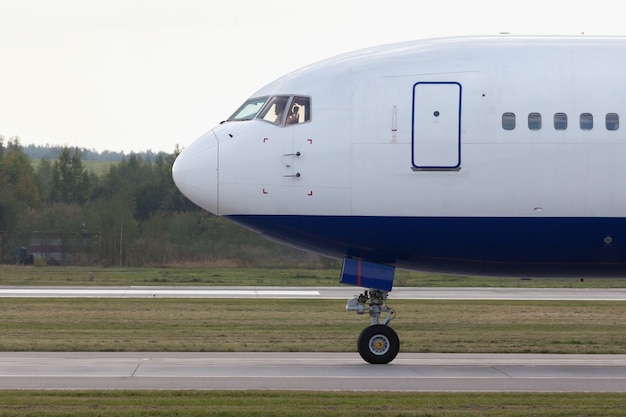 L'aereo sulla pista si prepara al decollo