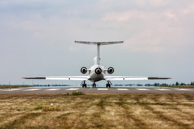 L'aereo sulla pista. Vista posteriore