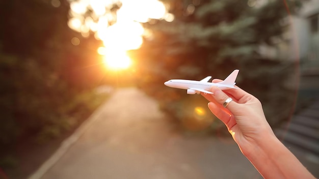 L'aeroplano giocattolo di plastica in mano simula un volo