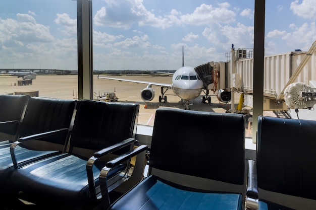 L'aeroporto internazionale interno aeroporto lounge gate aereo passeggeri in attesa al cancello in Busch International Airport Houston TX USA