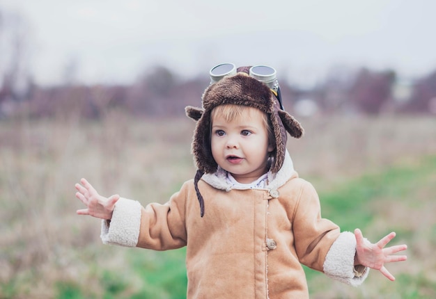 L'affascinante bambina vestita da pilota alzò le mani come se stesse volando