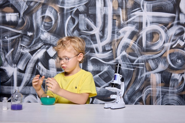 L'affascinante chimica viene insegnata ai bambini piccoli in una moderna scuola elementare