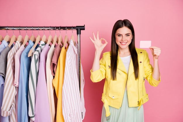 l'affascinante ragazza bruna sceglie il guardaroba dello showroom di vestiti alla moda