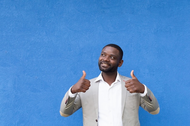 L'afroamericano felice mostra la classe delle mani