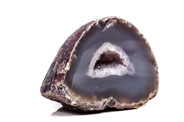L'agata di pietra minerale macro genera uno sfondo bianco