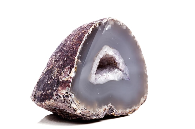 L'agata di pietra minerale macro genera uno sfondo bianco