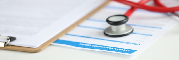 L'agente assicurativo compila il modulo di assicurazione medica per il concetto di servizi medici del cliente