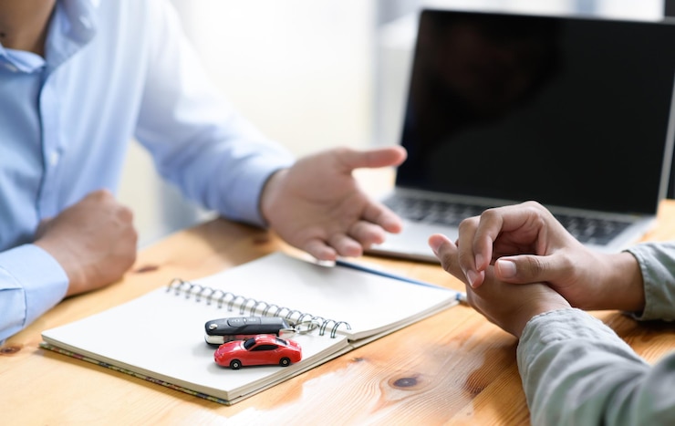 Foto l'agente assicurativo raccomanda agli clienti un'assicurazione contro gli incidenti automobilistici.