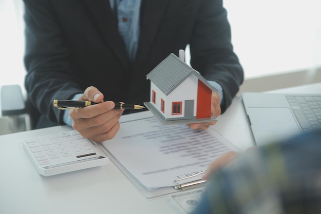 L'agente immobiliare e il cliente firmano un contratto per acquistare un'assicurazione sulla casa o prestare un immobile, affittare un'assicurazione sulla casa o prestare un immobile o una proprietà