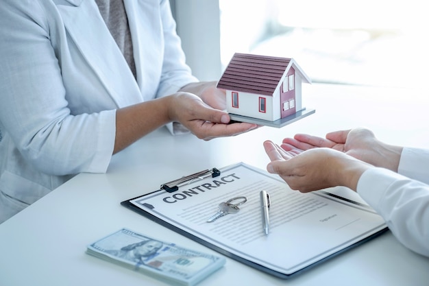 L'agente immobiliare spiega il contratto commerciale o l'assicurazione sulla casa all'acquirente aziendale
